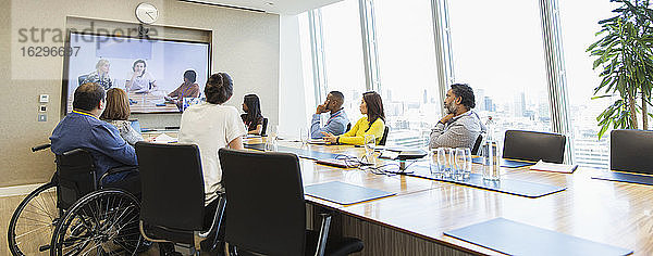 Videokonferenzen für Geschäftsleute im Konferenzraum