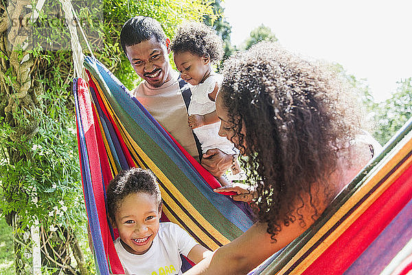 Portrait glückliche Familie in sonniger Sommerhängematte
