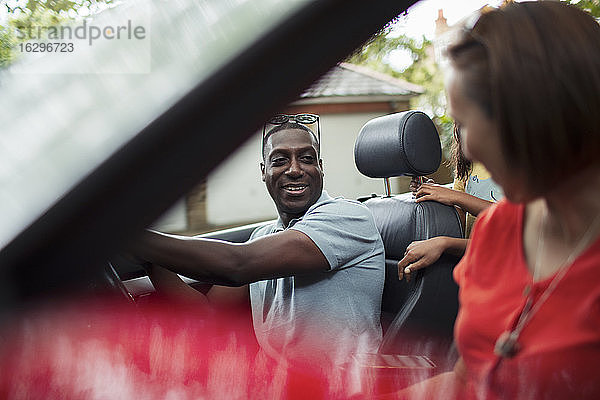 Familie fährt im Cabrio