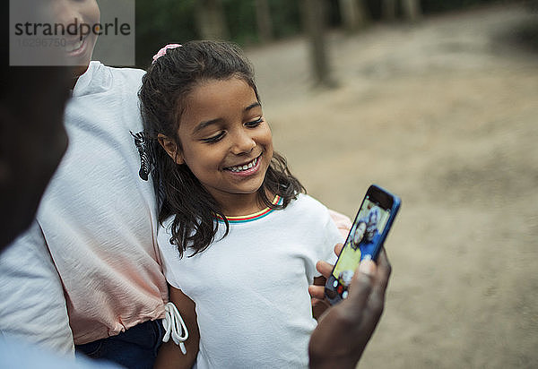 Fröhliches Familien-Video-Chatten mit den Großeltern auf dem Bildschirm eines Smartphones