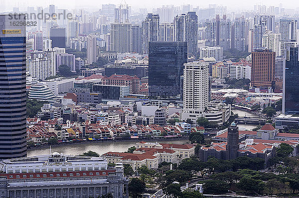 Asien  Singapur  Blick vom Marina Bay Hotel auf das Stadtzentrum von Singapur und den Clarke Quay