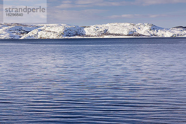 Norwegen  Karlebotn  Winterlandschaft am Varangerfjord