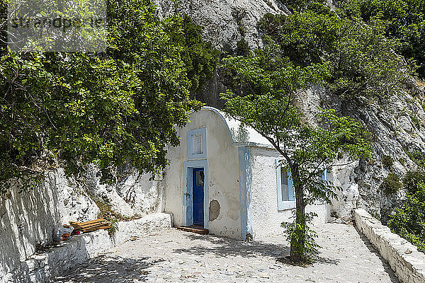 Griechenland  Eingang der Pythagoras-Höhle im Sommer