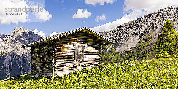 Holzhütte in den Schweizer Alpen