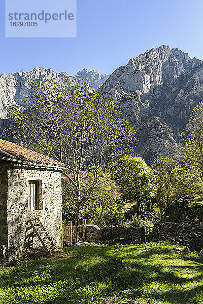 Spanien  Asturien  Nationalpark Picos de Europa  Ruta del Cares  Steinhaus und Berglandschaft