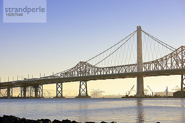 USA  Kalifornien  San Francisco  Oakland Bay Bridge in der Morgensonne