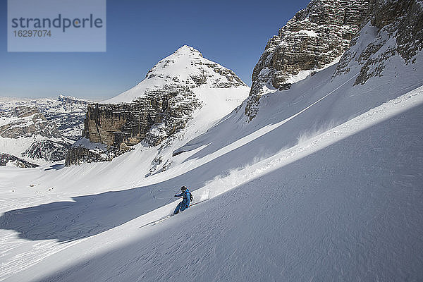 Italien  Dolomiten  Gröden  Skifahren mit Männern
