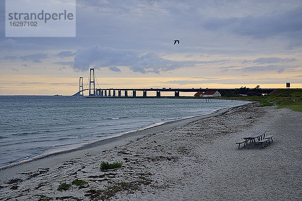Dänemark  Korsor  Brücke über den Großen Belt in der Abenddämmerung