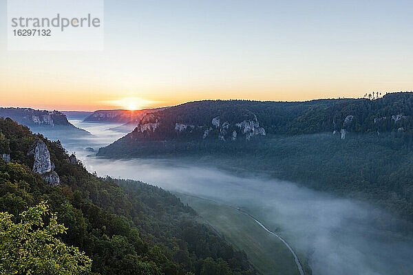 Deutschland  Baden-Württemberg  Blick auf das nebelumhüllte Donautal bei Sonnenaufgang