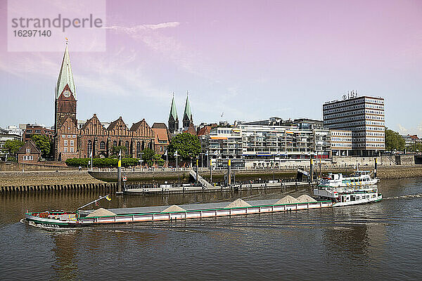 Deutschland  Bremen  Blick auf die St. Martinskirche und den Martini-Anleger mit Frachtschiff im Vordergrund