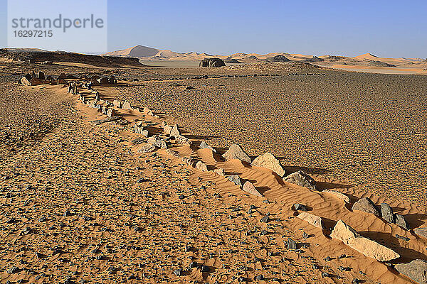 Algerien  Sahara  Nationalpark Tassili N'Ajjer  Region Tadrart  neolithisches Flügelgrab in Oued in Djerane