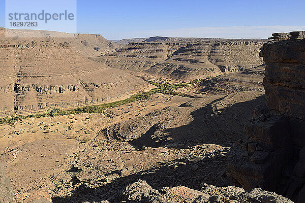Algerien  Tassili N'Ajjer Nationalpark  Iherir  Blick auf das Dorf Idaran und den Canyon