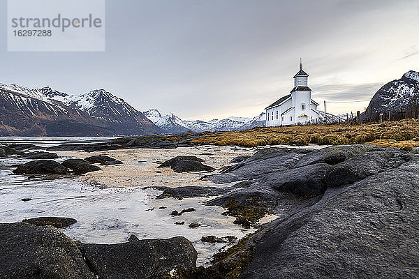 Norwegen  Lofoten  Einsame Kirche an der Küste von Gimsoy