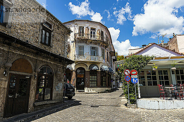 Griechenland  Ostmazedonien und Thrakien  Xanthi  Alte osmanische Häuser entlang einer leeren Kopfsteinpflasterstraße