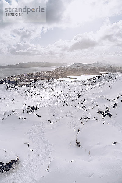 UK  Schottland  Luftaufnahme des schneebedeckten Storr Hill