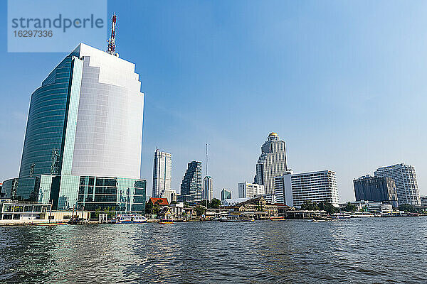 Thailand  Bangkok  Fluss Chao Phraya und Wolkenkratzer am Wasser