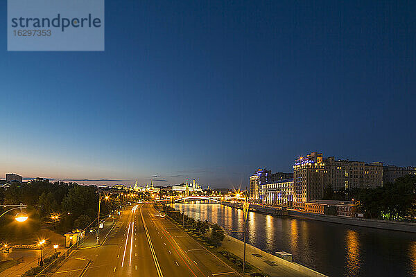 Russland  Moskau  Straße  Fluss Moskwa  Kreml-Palast  Kreml-Mauer  Estrada-Theater  Blaue Stunde
