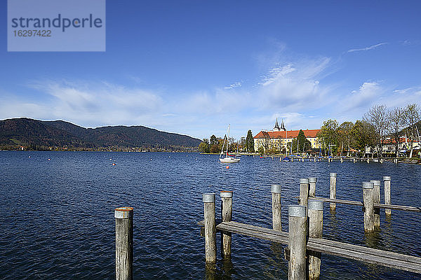 Deutschland  Bayern  Oberbayern  Tegernsee  Schloss und Pfarrkirche St. Quirinus  ehemalige Abtei Tegernsee