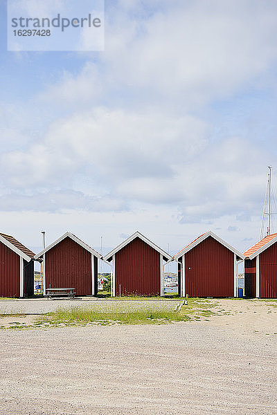 Schweden  Kungshamn  Reihe von typischen roten Holzhäusern