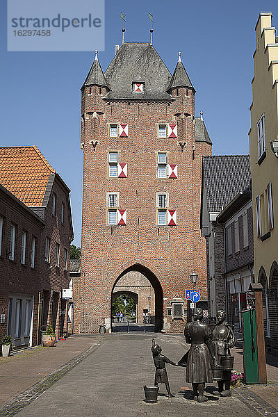 Deutschland  Nordrhein-Westfalen  Xanten  Klever Tor und Bronzeskulptur