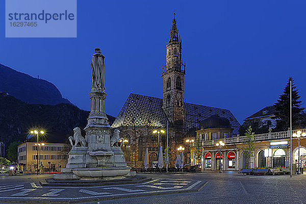 Italien  Südtirol  Bozen  Waltherplatz mit Denkmal für Walther von der Vogelweide und Bozner Dom