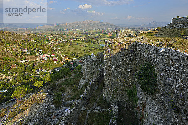 Albanien  Shkodra  Blick von der Burg Rozafa auf das Drina-Tal