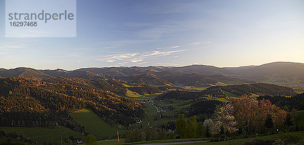 Deutschland  Baden-Württemberg  bei Freiburg  Breisgau  Blick vom Lindenberg bei St. Peter zum Feldberg