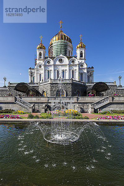 Russland  Moskau  Christ-Erlöser-Kathedrale und Springbrunnen im Park