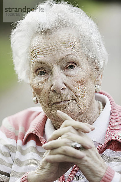 Deutschland  Nordrhein-Westfalen  Köln  Porträt einer älteren Frau  Nahaufnahme
