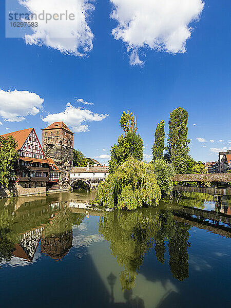 Deutschland  Bayern  Nürnberg  Fluss Pegnitz  Weinstadel und Wasserturm an einem sonnigen Tag