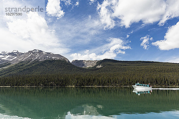 Kanada  Alberta  Jasper National Park  Maligne Mountain  Ausflugsboot auf dem Maligne Lake