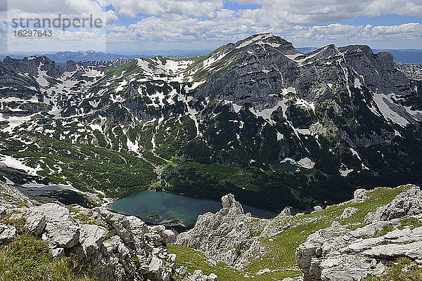Montenegro  Crna Gora  Blick von Planinica auf den Skrcko-See und den Berg Prutas  Durmitor-Nationalpark