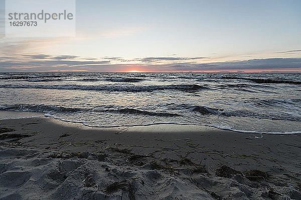 Sandstrand an der Ostsee bei Sonnenuntergang