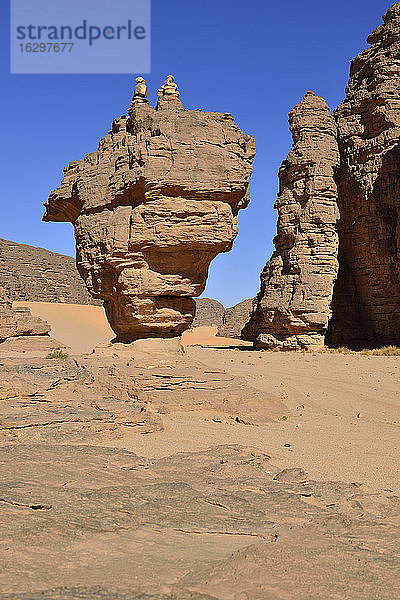 Afrika  Algerien  Sahara  Tassili N'Ajjer National Park  Tadrart  Felsmonument La Theiere  die Teekanne  Immourouden Gebiet