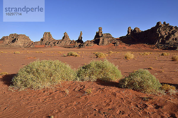 Afrika  Algerien  Sahara  Tassili N'Ajjer National Park  Tassili Tadrart  Erodierte Sandsteinfelsen und Sanddünen am Cirque