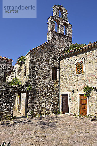 Montenegro  Crna Gora  historische Kirche in der Altstadt von Budva