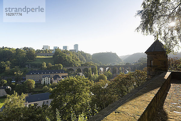 Luxemburg  Luxemburg-Stadt  Blick von Vauban  Festung Luxemburg über das Pfaffenthal und den Stadtteil Kirchberg