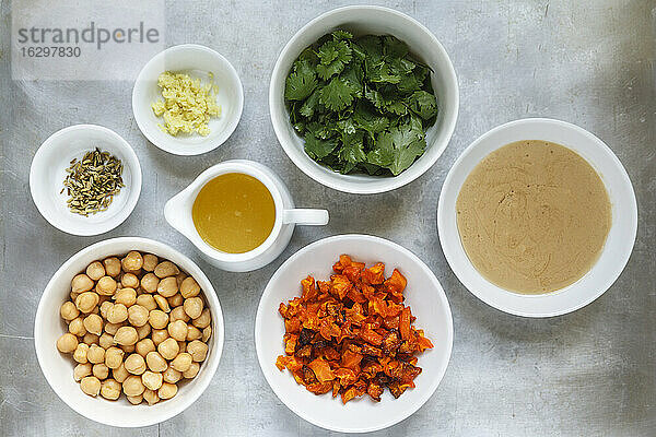 Schalen mit Zutaten für Karotten-Fenchel-Hummus auf Metall  erhöhte Ansicht