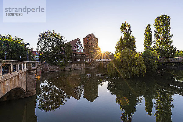 Deutschland  Bayern  Nürnberg  Weinstadel und Wasserturm spiegeln sich im Fluss Pegnitz bei Sonnenuntergang