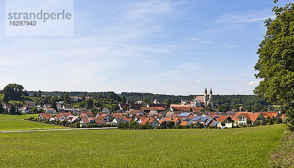 Deutschland  Baden Württemberg  Ansicht eines Hauses mit der Kirche St. Verena im Hintergrund