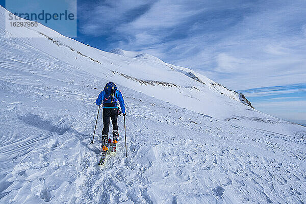 Mann beim Skilanglauf auf dem Berg Sibillini gegen den Himmel  Umbrien  Italien