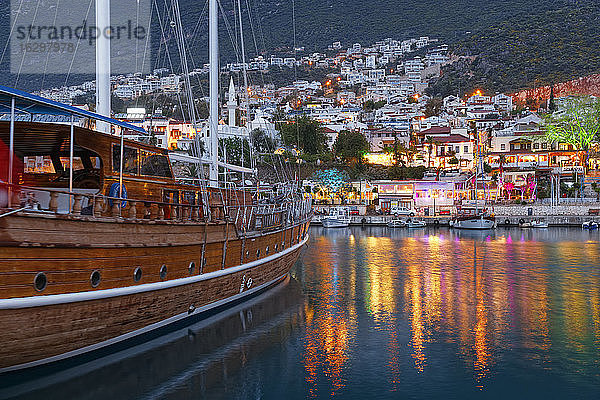 Türkei  Provinz Antalya  Kalkan  Gulet im Hafen