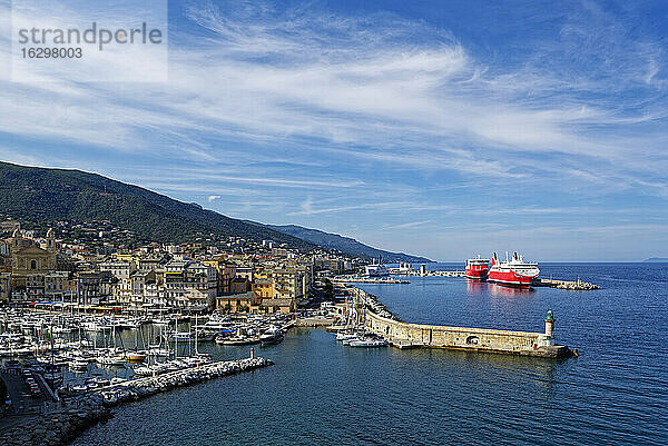 Frankreich  Haute-Corse  Bastia  Hafen der Küstenstadt mit Kreuzfahrtschiff im Hintergrund
