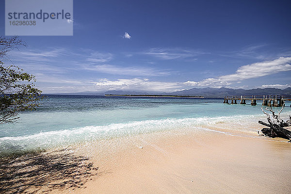 Indonesien  Lombok  Isle Gili Air  Blick vom Strand der Isle Gili Mono auf die Isle Gili Air