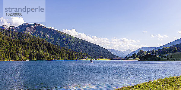 Panorama des Davoser Sees an einem sonnigen Sommertag