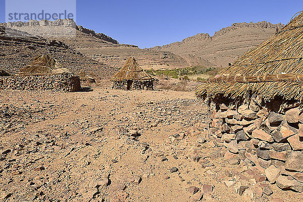 Algerien  Tassili N'Ajjer National Park  Traditionelle Zeriba in Idaran  Tuareg-Dorf in der Idaran-Schlucht