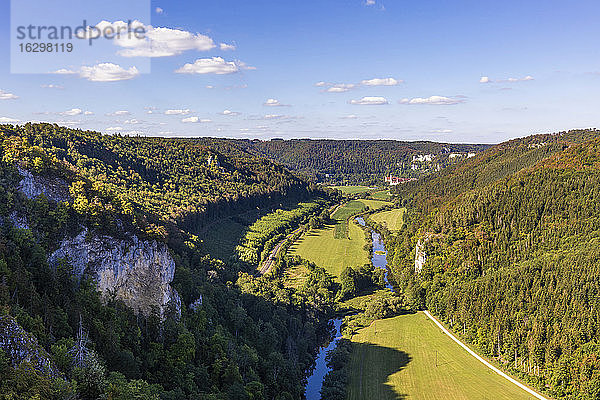 Deutschland  Baden-Württemberg  Beuron  Blick auf das Donautal vom Knopfmacherfelsen aus
