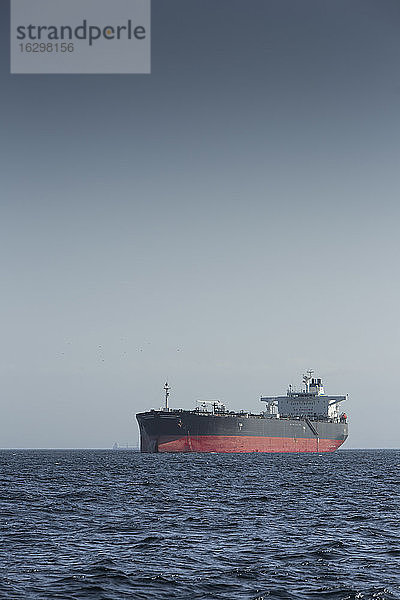 Gibraltar  Öltanker auf dem Mittelmeer
