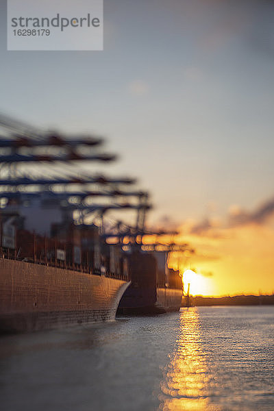 Deutschland  Hamburg  Hamburger Hafen bei Sonnenuntergang