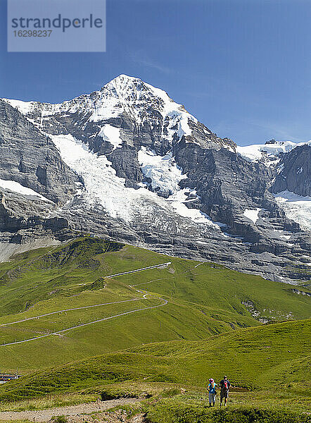 Schweiz  Berner Oberland  Grindelwald  Wanderer mit Blick auf den Berg